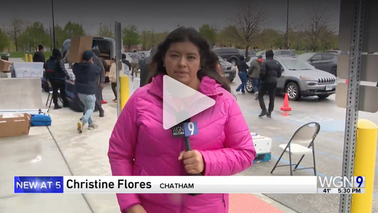 Non-profit gives away 1,000 boxes of food in response to Walmart closure